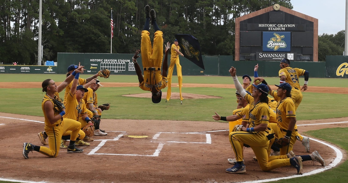 Savannah Bananas outfielder makes ridiculous catch mid-backflip