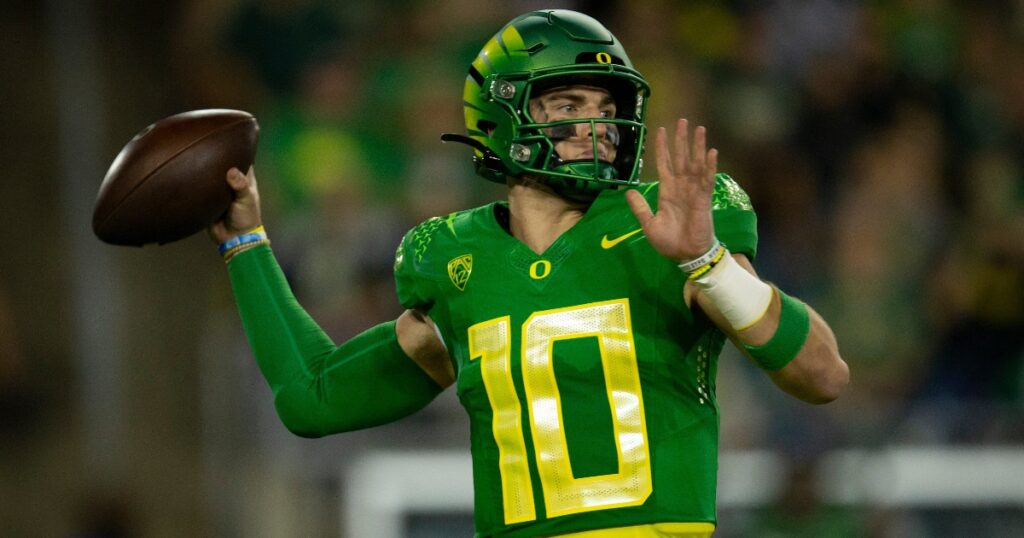 Oregon Football Releases Uniform Combination for Week 3 vs. Hawaii Rainbow  Warriors - Sports Illustrated Oregon Ducks News, Analysis and More