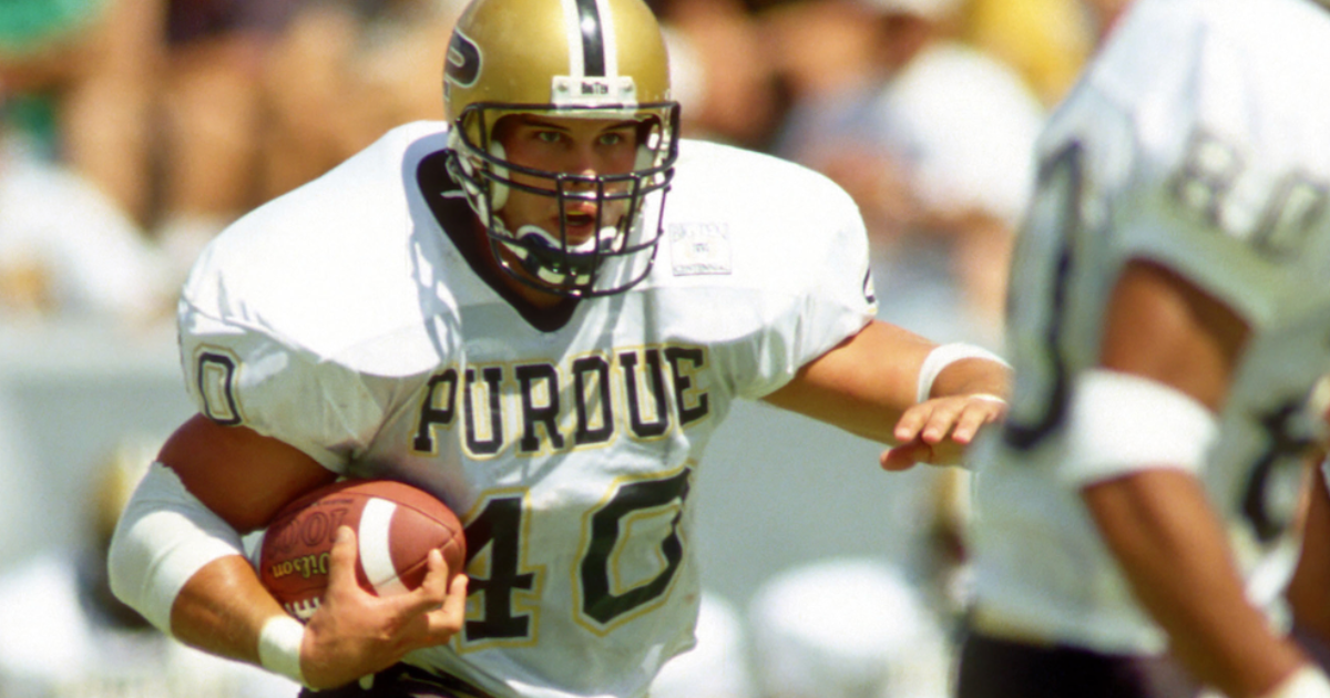 Mike Alstott of the Tampa Bay Buccaneers gets ready on the field