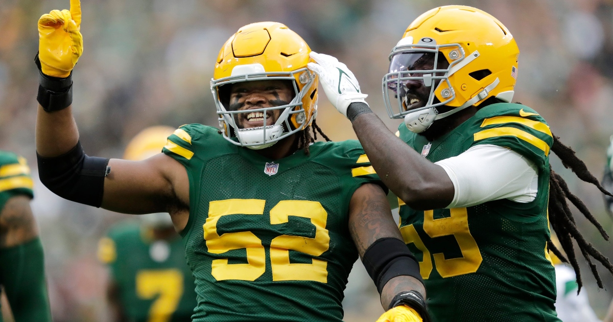 Packers fan dumps beer on Amon-Ra St. Brown after Lambeau Leap