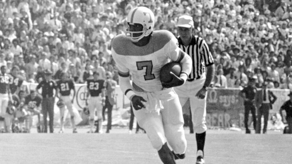 Tennessee's 'Smokey Grey' jersey: How to buy Condredge Holloway 'Artful  Dodger' uniform