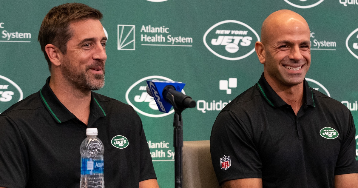 Aaron Rodgers tears Achilles tendon in New York Jets debut, is out for the  season - CBS News