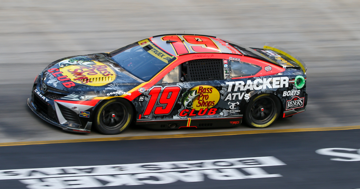 Kyle Larson steals a point from Martin Truex Jr. at the end of Stage 1