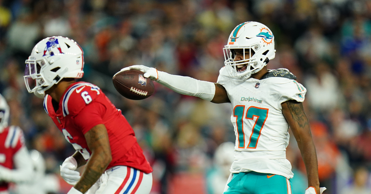 Report: Miami Dolphins WR Jaylen Waddle in concussion protocol