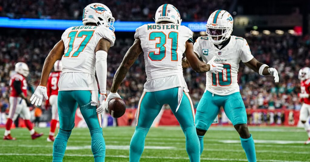 Miami Dolphins' Offense Sputters as Tyreek Hill, Jaylen Waddle Miss Practice