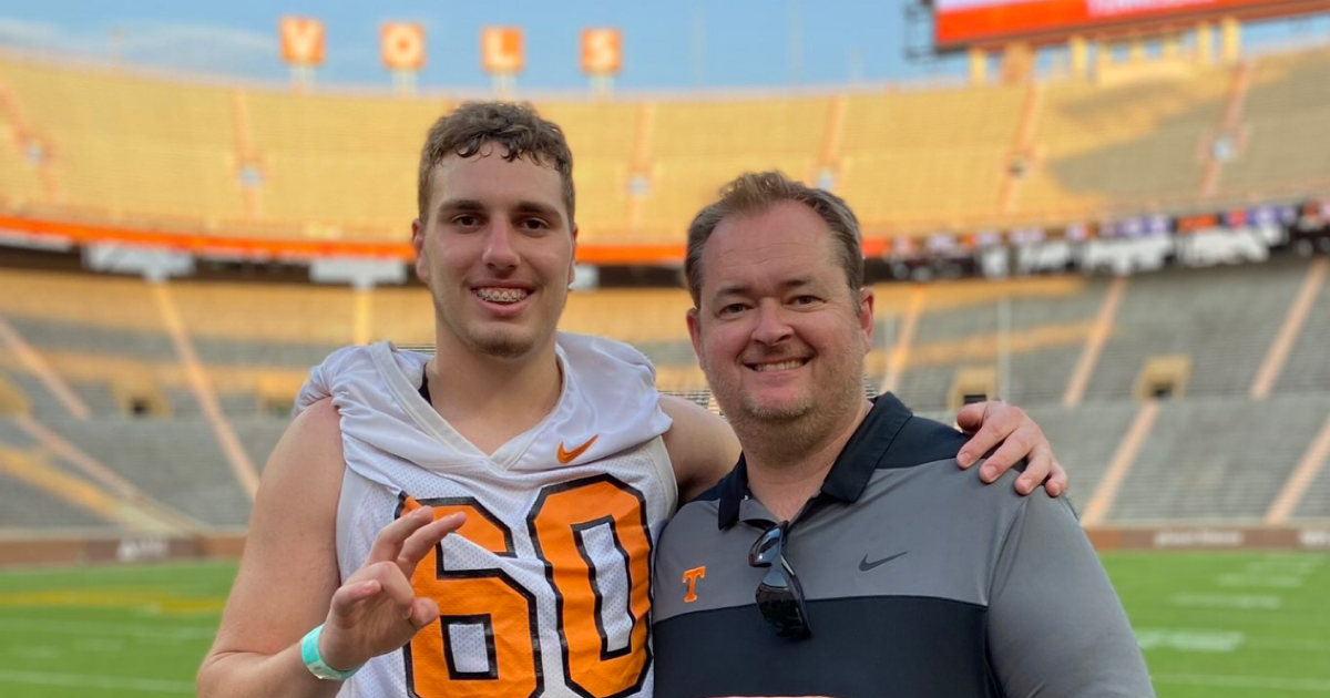 Tennessee makes push for OT Brody Smith