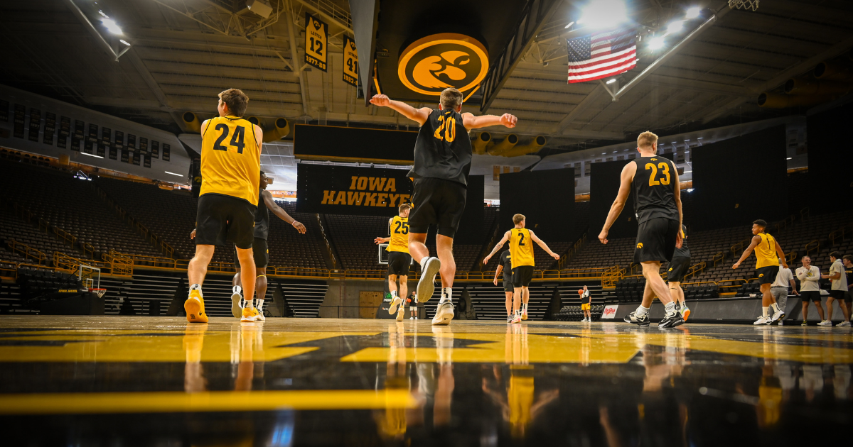 Video Hawkeye Basketball takes the court
