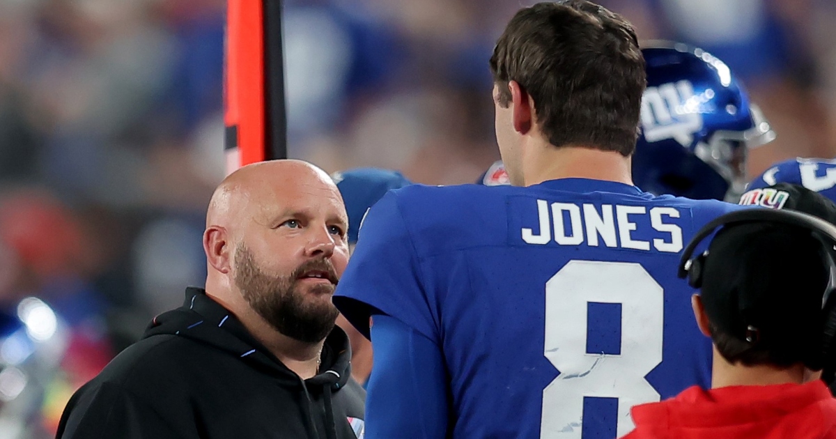 Brian Daboll tosses tablet after Daniel Jones interception in NY Giants loss