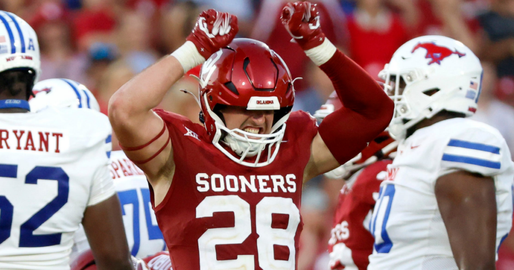 Oklahoma linebacker Danny STutsman is taking advantage of the opportunity to learn from a Sooners legend