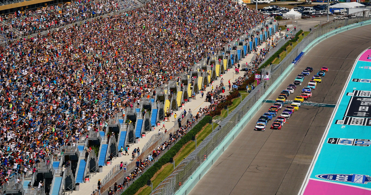 Bees swarm Homestead spotter stand, crowd during Straight Talk Wireless 400