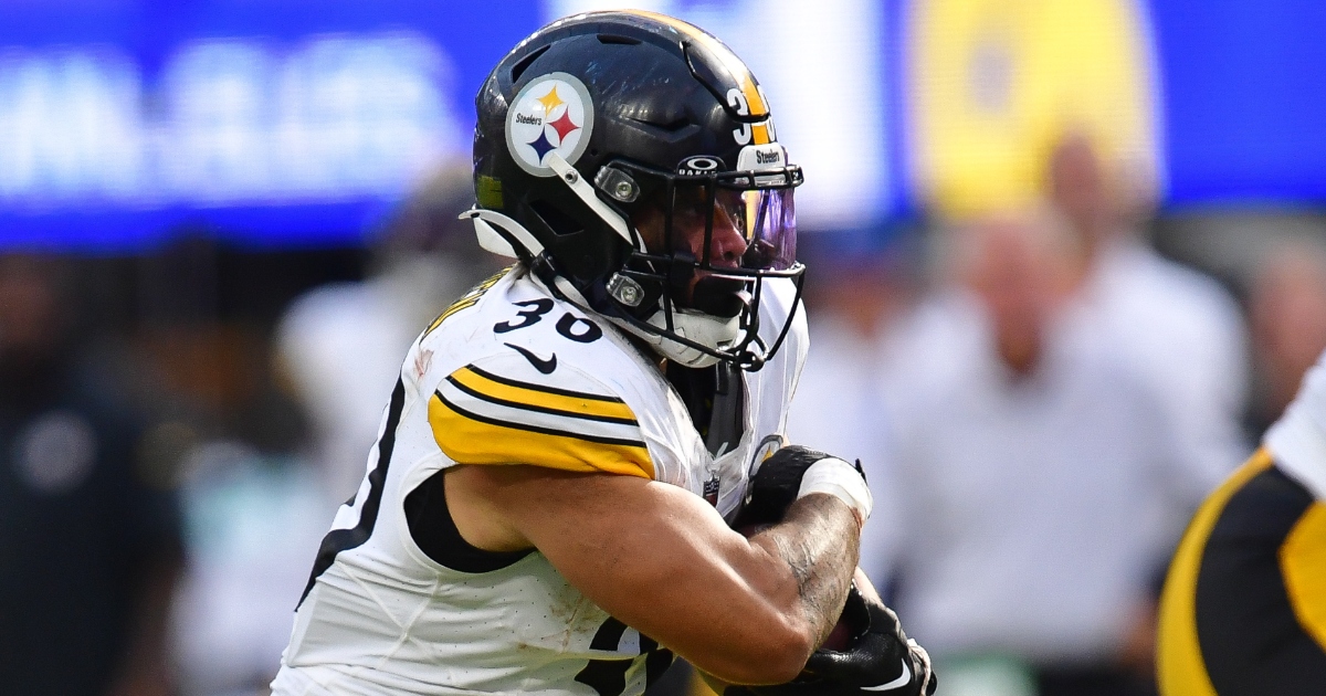 Steelers RB Jaylen Warren leaves the game with a thigh injury, his return against the Bills is questionable