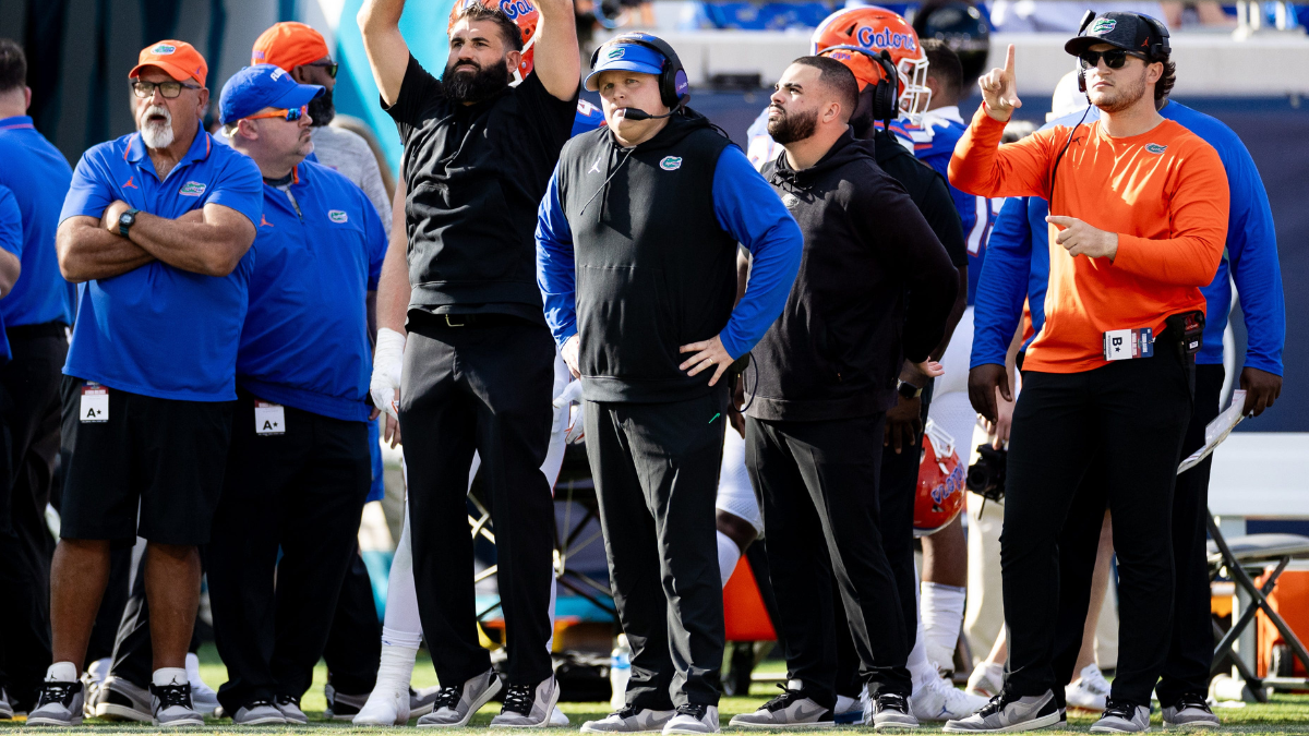 Florida EDGE Jack Pyburn heads to team locker room with injury