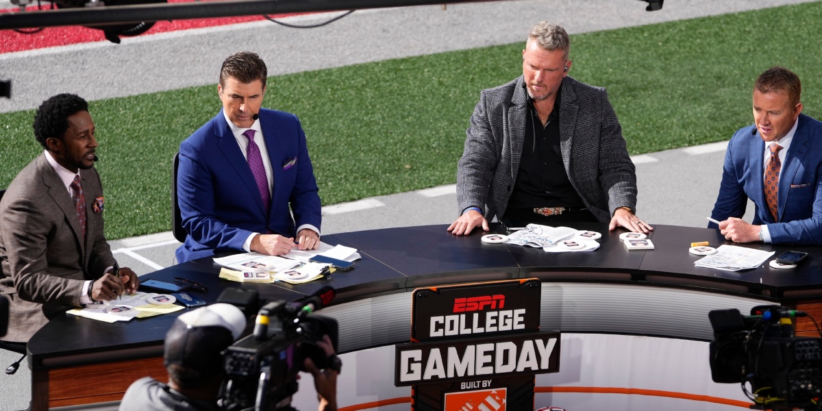 Theo Von will serve as the ESPN College GameDay guest selector for Georgia vs. Alabama