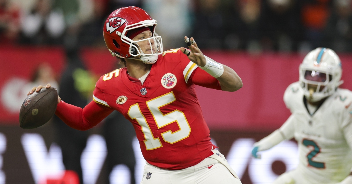 Patrick Mahomes threw behind-the-back pass out of spite for Travis ...