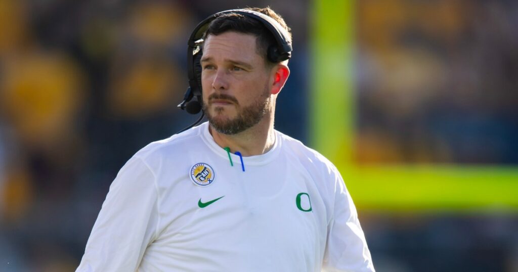dan-lanning-gets-ovation-from-oregon-fans-in-basketball-game-vs-california