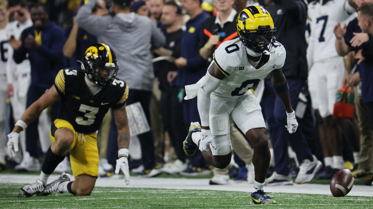 Officials Controversially Award Michigan Possession Vs. Iowa After 