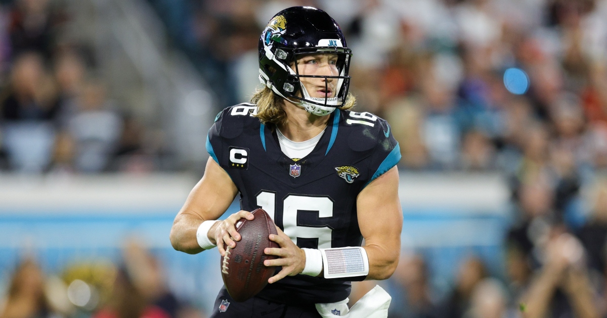 Jaguars' Trevor Lawrence warms up, starts vs. Browns with ankle injury