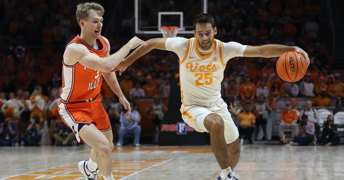 Rick Barnes reacts to Santiago Vescovi’s play against Illinois
