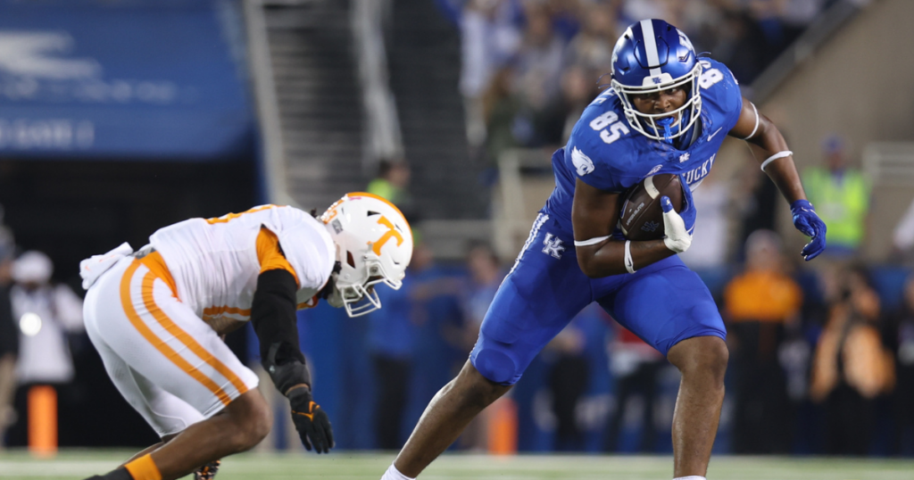 Kentucky tight end Jordan Dingle (right)