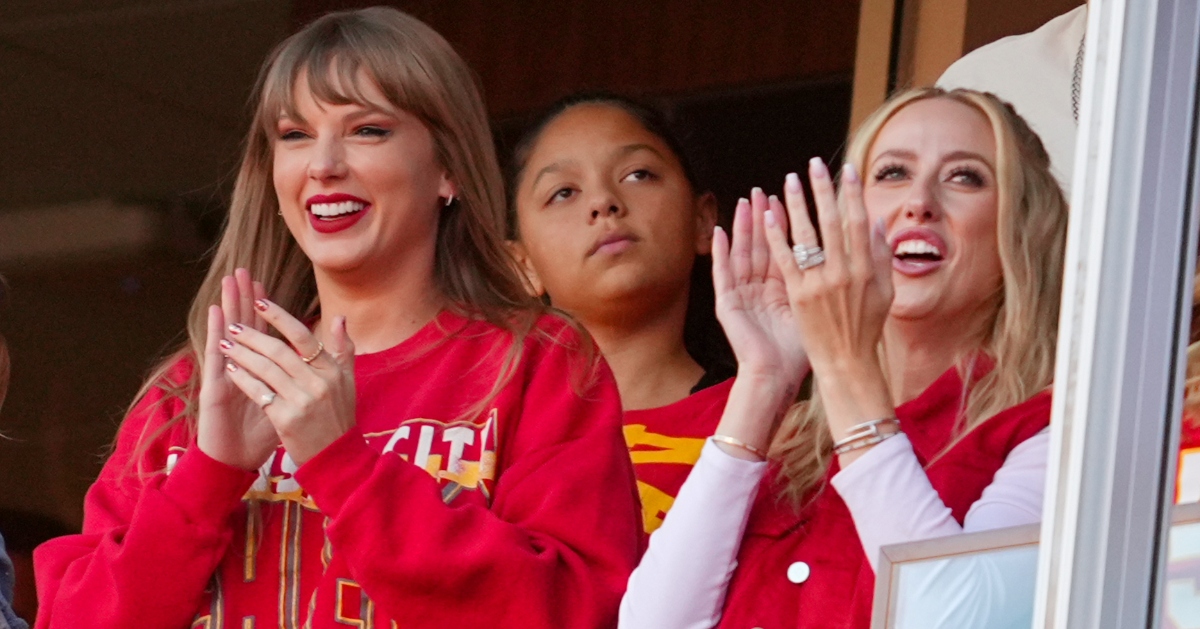 Taylor Swift dances with Brittany Mahomes, Donna Kelce during Chiefs ...