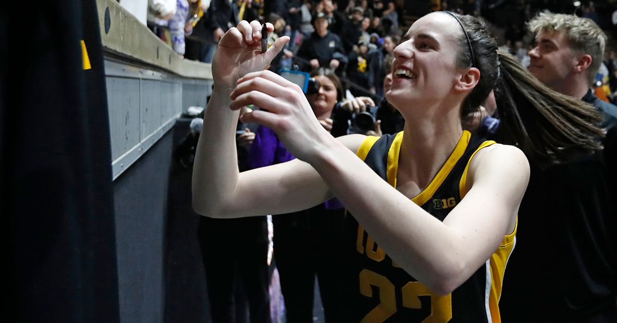 Caitlin Clark gifts teammates Nike shoes as part of NIL deal