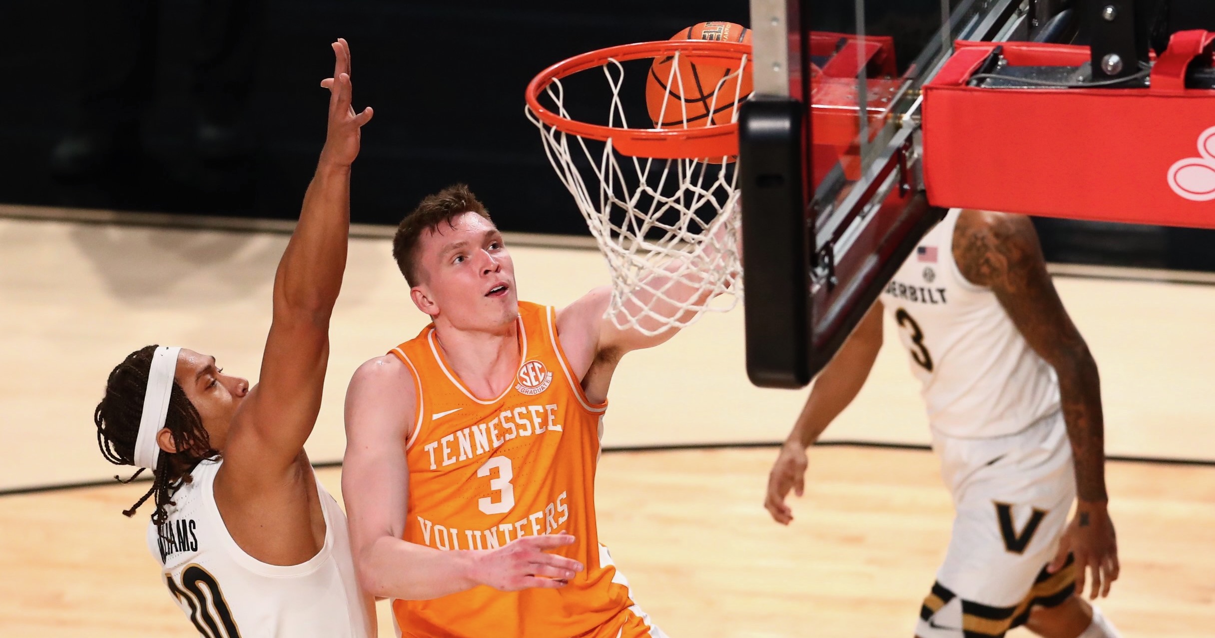 Dalton Knecht leads No. 5 Tennessee to road win at Vandy