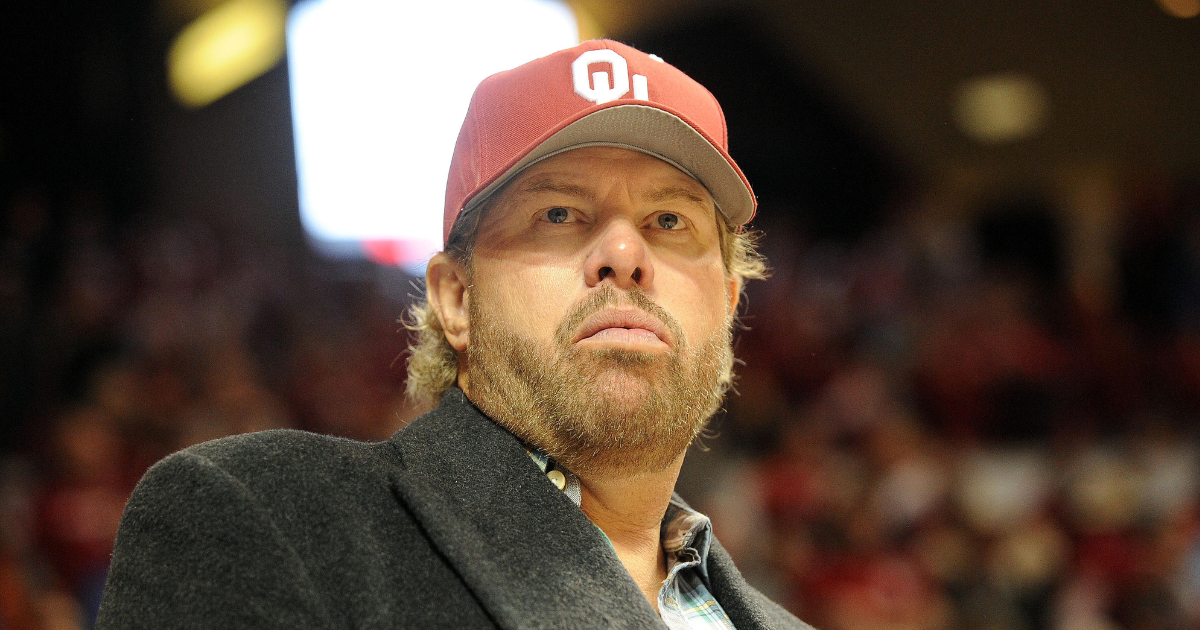 Toby Keith Honored By Oklahoma Coach Brent Venables