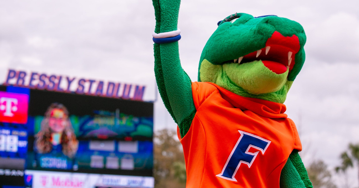 Lightning strike delays Super Regional between Florida and Georgia