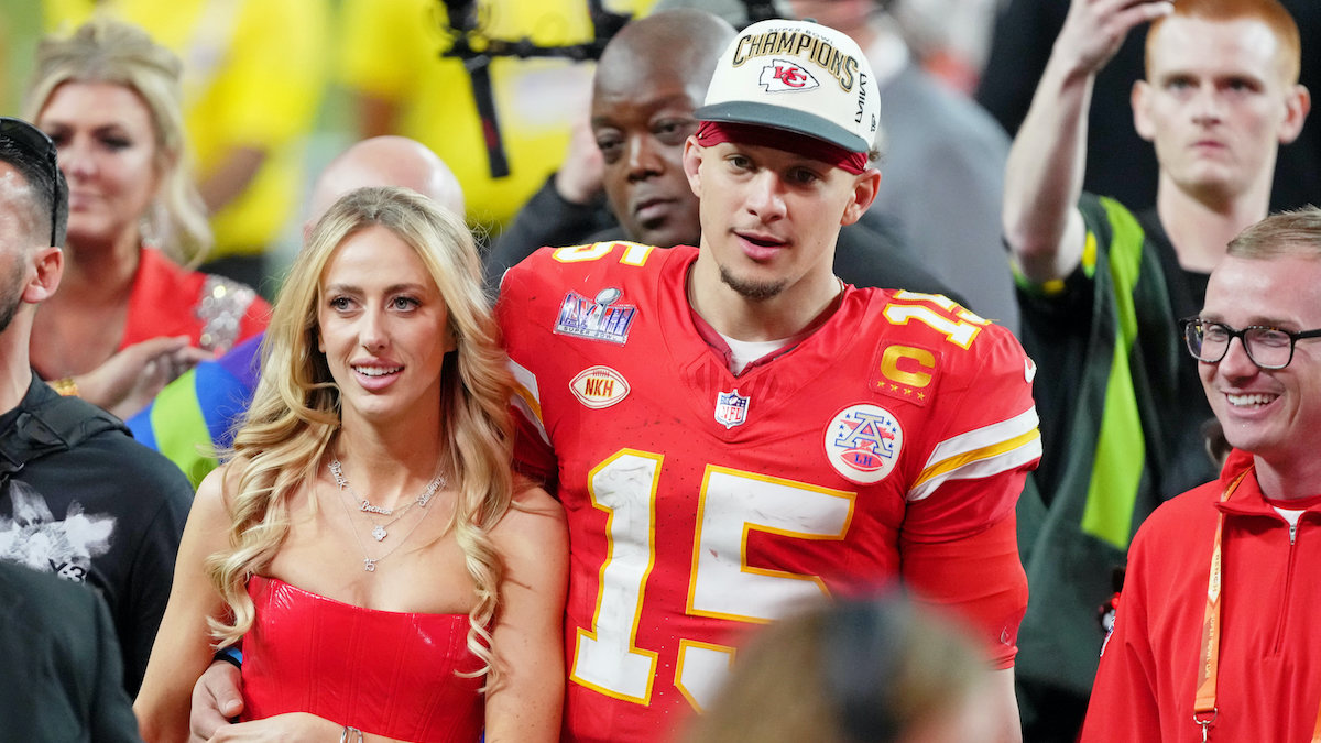 Brittany Mahomes totes 4,500 Louis Vuitton handbag on anniversary date(02)