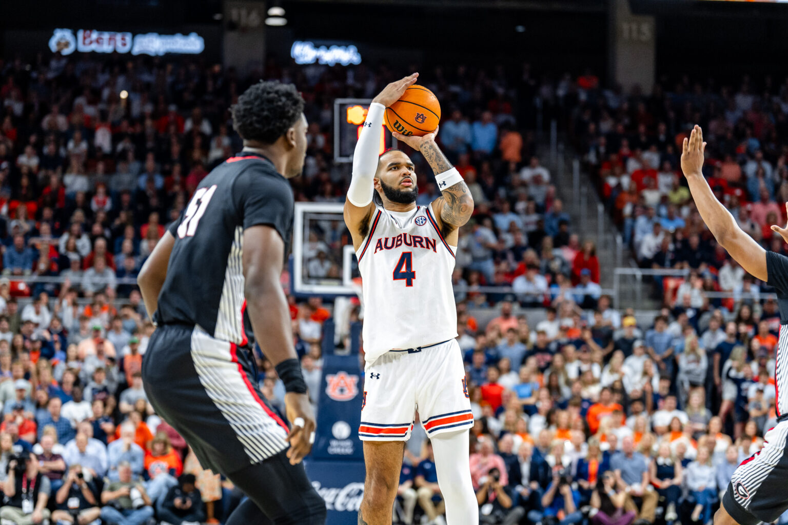 Johni Broome officially announces return to Auburn for final season