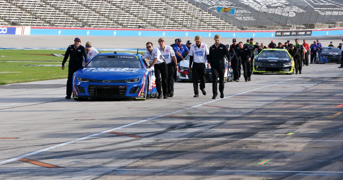 Kyle Larson wins third straight pole award in record time at Texas Motor Speedway