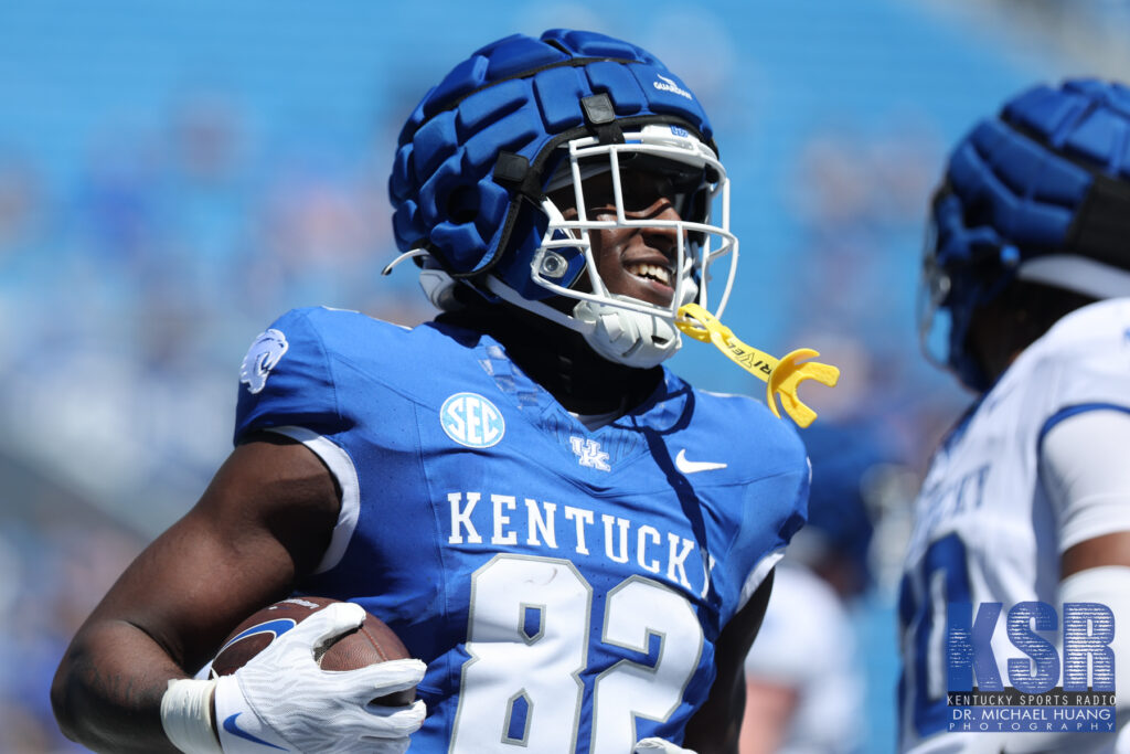 Kentucky tight end Khamari Anderson catches a touchdown at the spring game