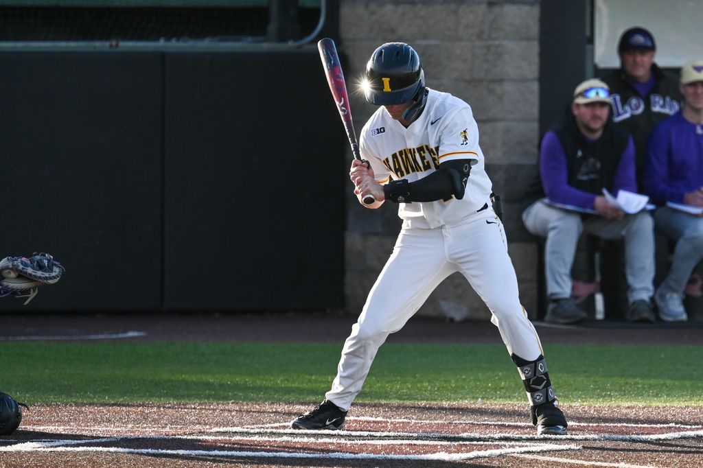 Hawkeyes overpower Illinois, force a Sunday rubber match