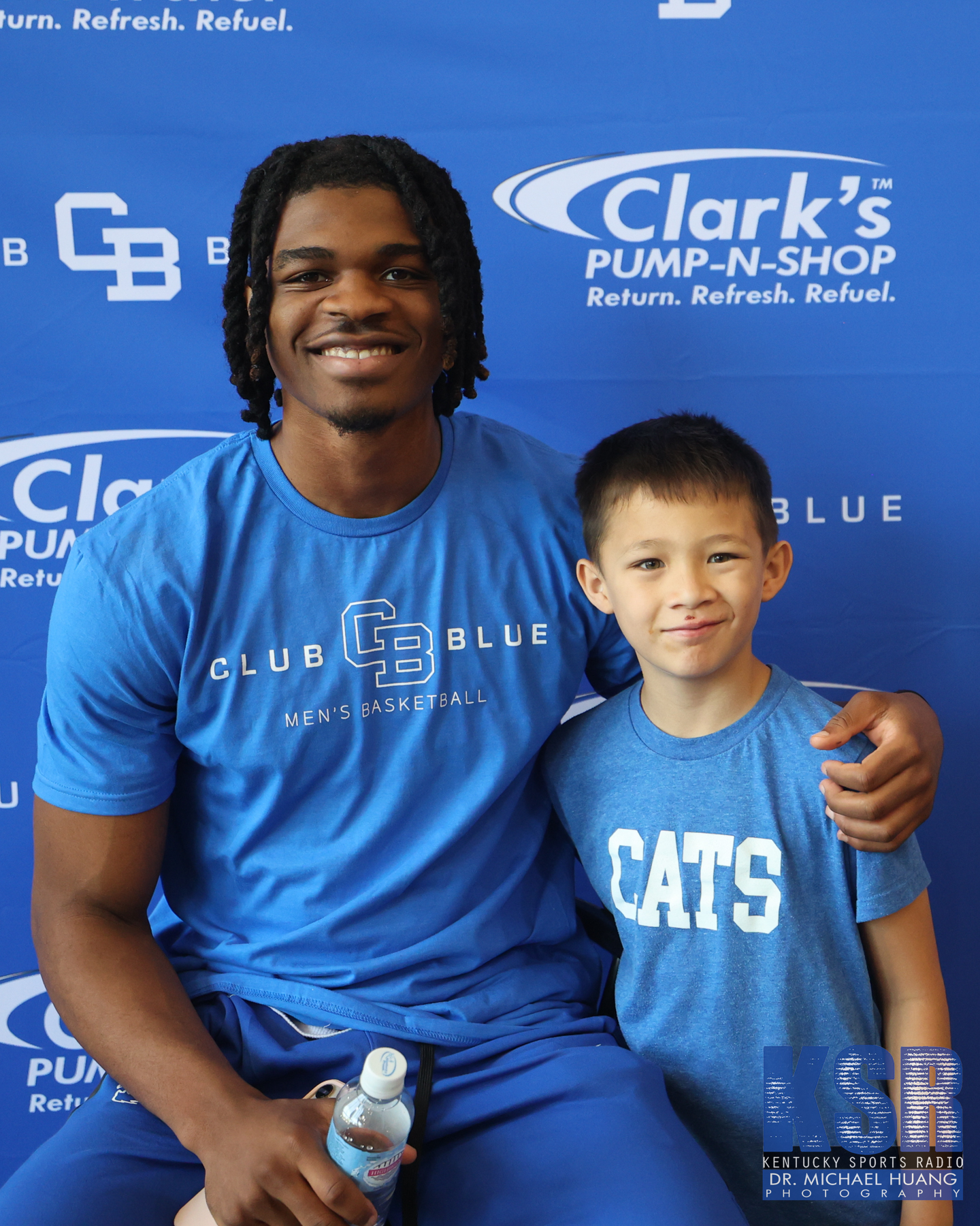 Otega Oweh poses with a fan at the Kentucky Basketball Club Blue NIL event - Dr. Michael Huang, Kentucky Sports Radio