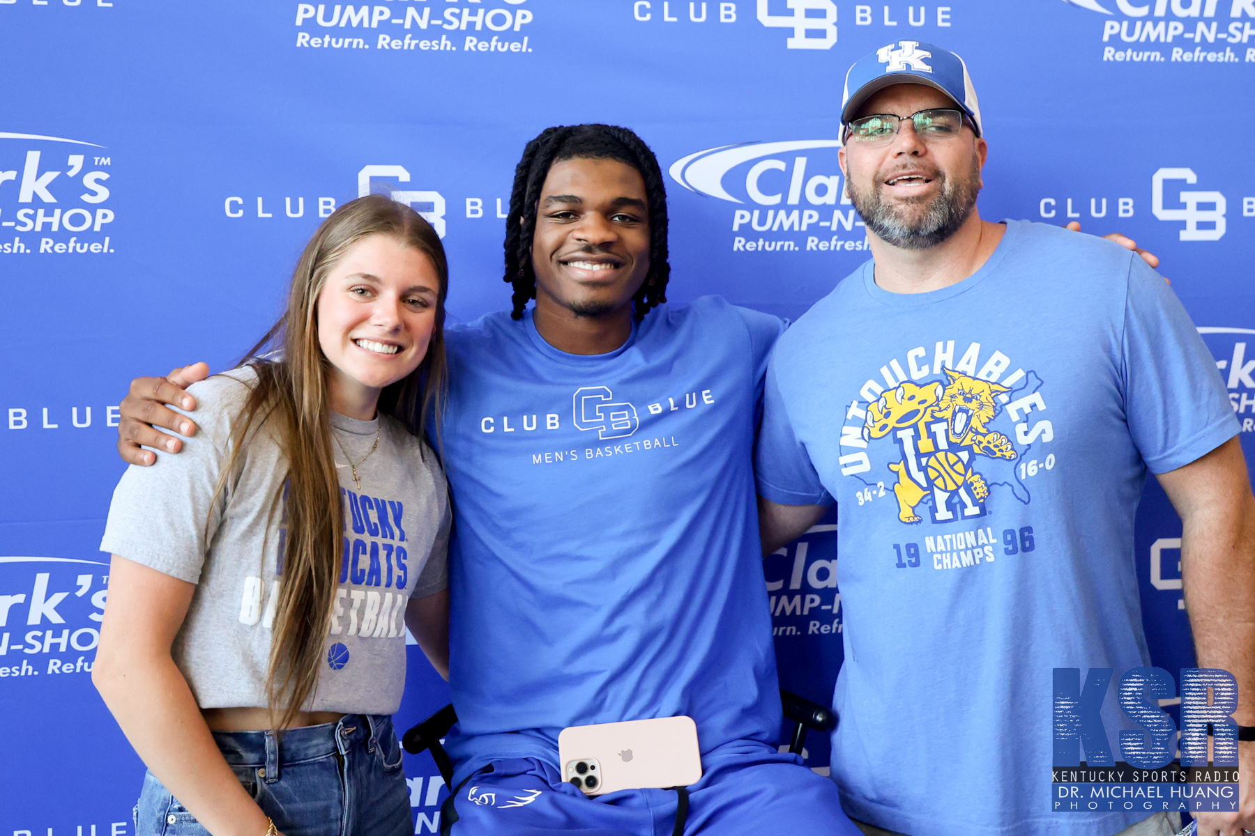 Otega Oweh poses with fans at the Kentucky Basketball Club Blue NIL event - Dr. Michael Huang, Kentucky Sports Radio