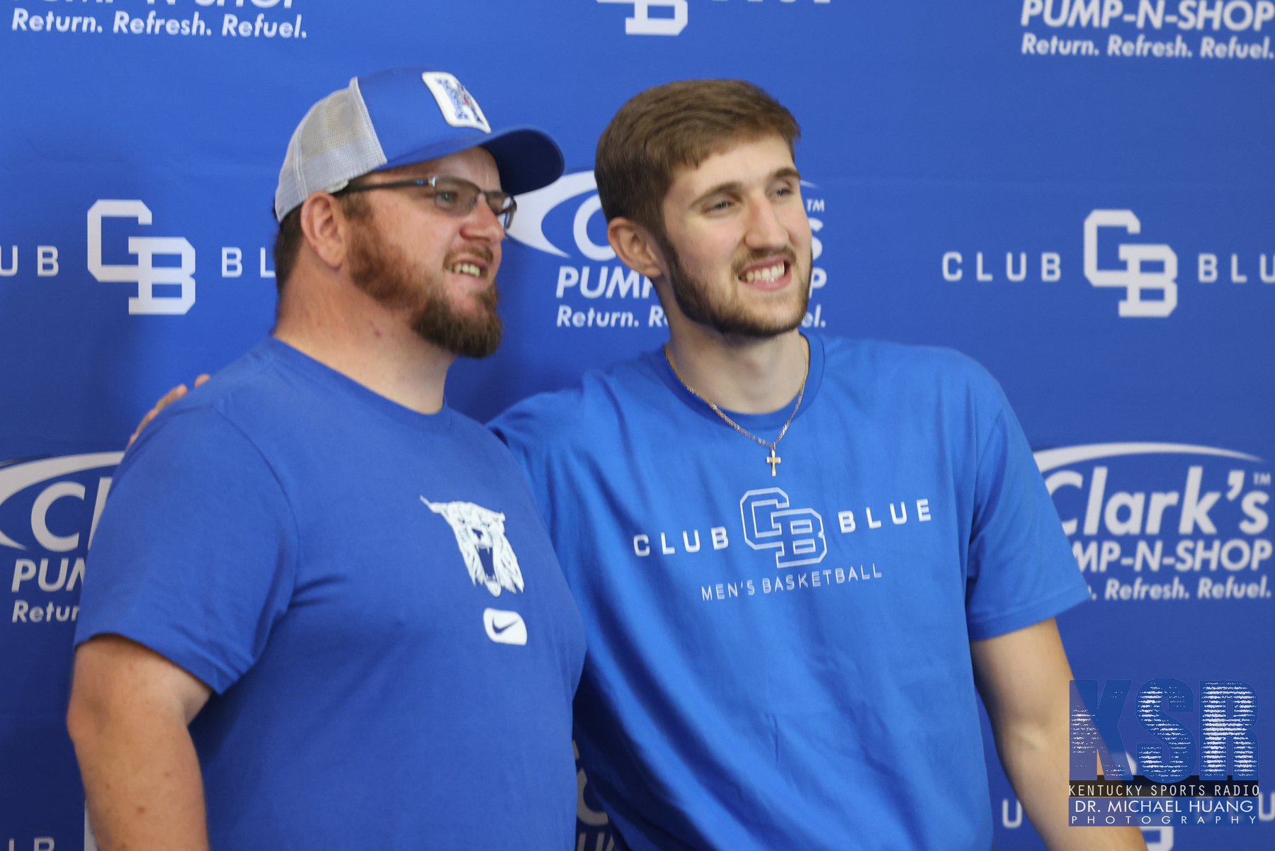 Andrew Carr poses with a fan at Kentucky Basketball's Club Blue NIL event - Dr. Michael Huang, Kentucky Sports Radio