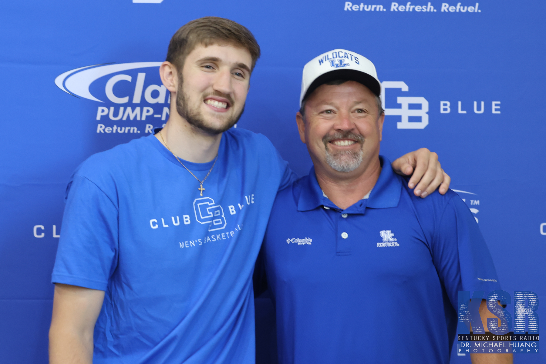 Andrew Carr poses with a fan at Kentucky Basketball's Club Blue NIL event - Dr. Michael Huang, Kentucky Sports Radio