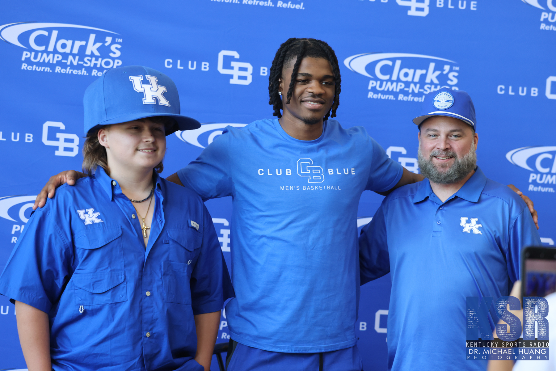 Otega Oweh poses with fans at the Kentucky Basketball Club Blue NIL event - Dr. Michael Huang, Kentucky Sports Radio