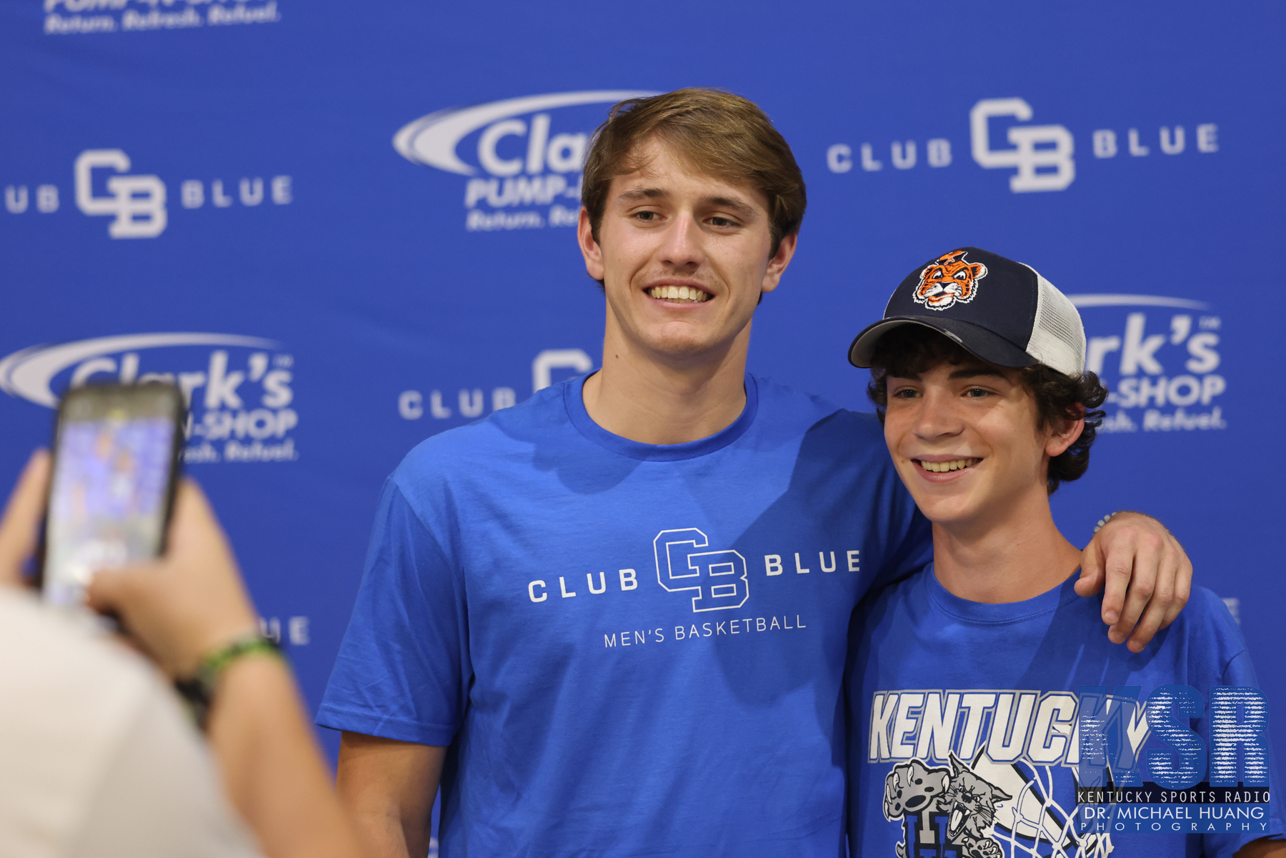 Travis Perry poses with a fan at the Kentucky Basketball Club Blue NIL event - Dr. Michael Huang, Kentucky Sports Radio