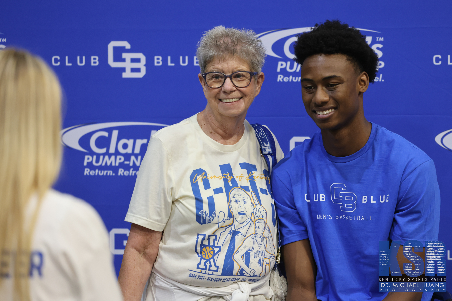 Jaxson Robinson poses with a fan at Kentucky Basketball's Club Blue NIL event - Dr. Michael Huang, Kentucky Sports Radio