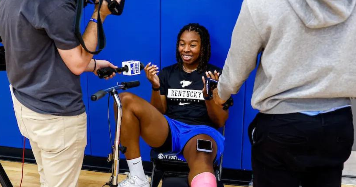 Despite injury, Jordan Obi pays very close attention to Kentucky WBB practices