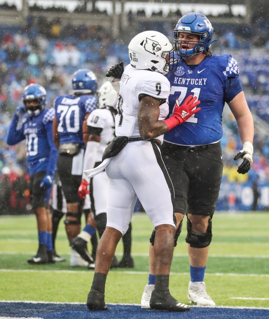 Kentucky OL Logan Stenberg talks trash to Louisville