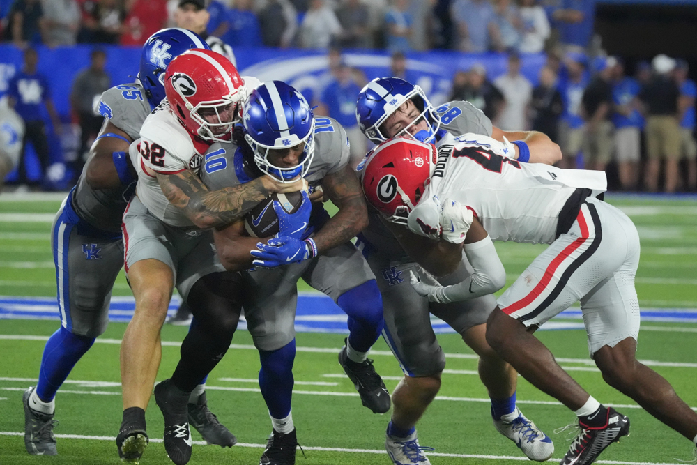 Georgia squeaks by Kentucky 13-12 as offense sputters