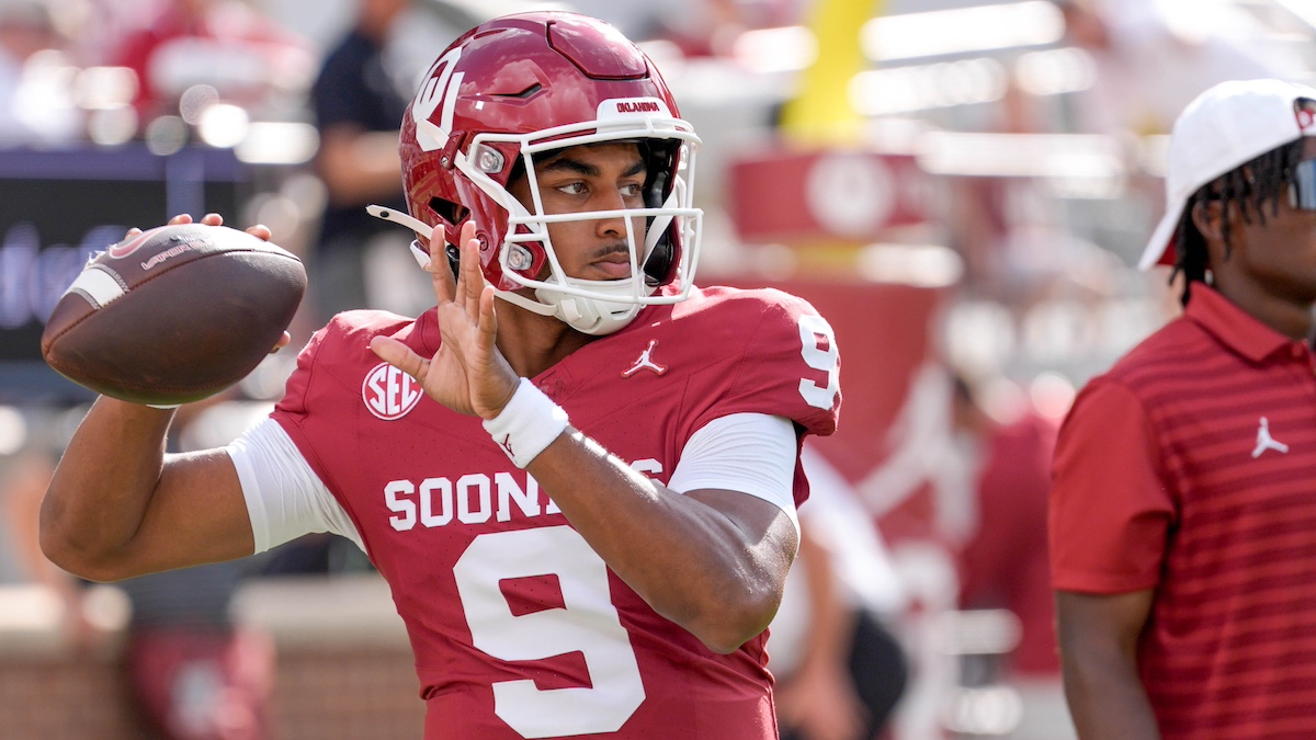 Jackson Arnold on the bench, Oklahoma relies on Michael Hawkins as quarterback against Tennessee