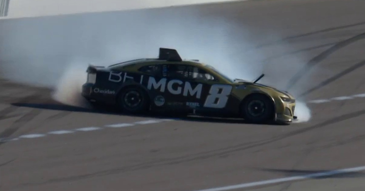 Kyle Busch wrecks from the lead, brings out late caution at Kansas Speedway