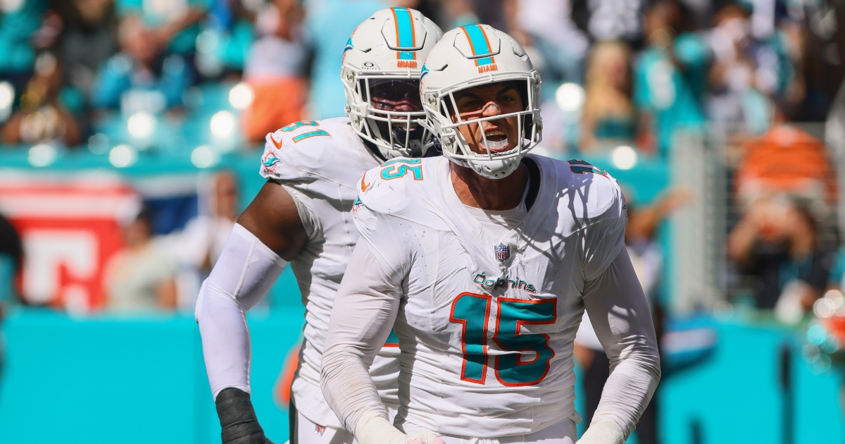 Dolphins LB leaves game, eliminated against Titans