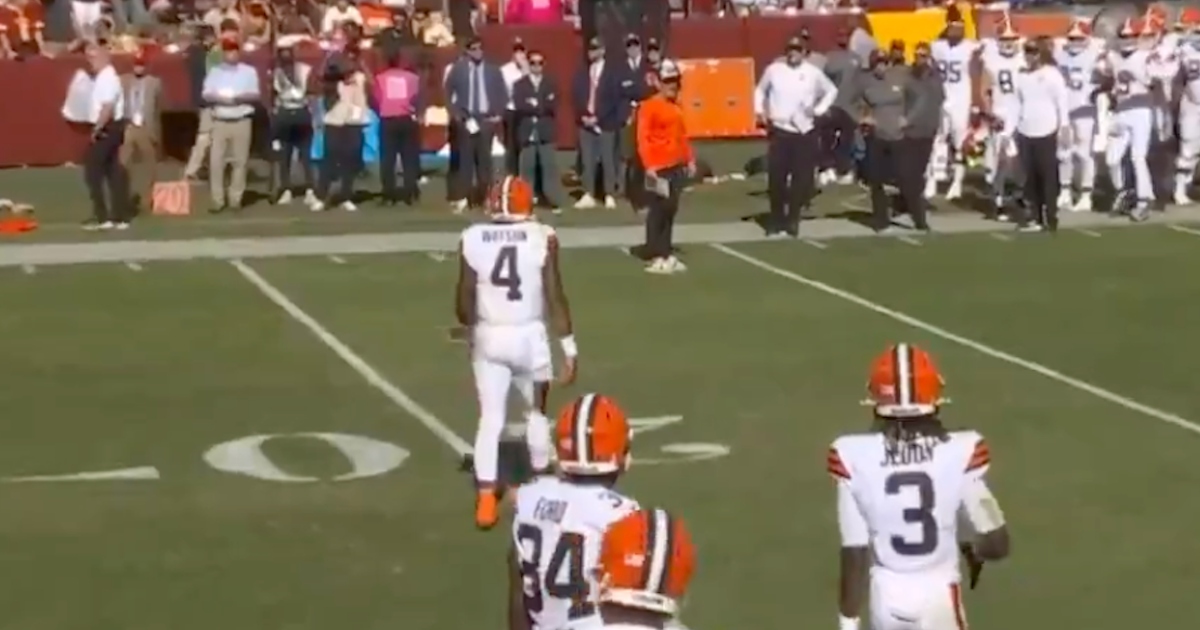 Deshaun Watson appears to leave the field on the Browns’ fourth down attempt