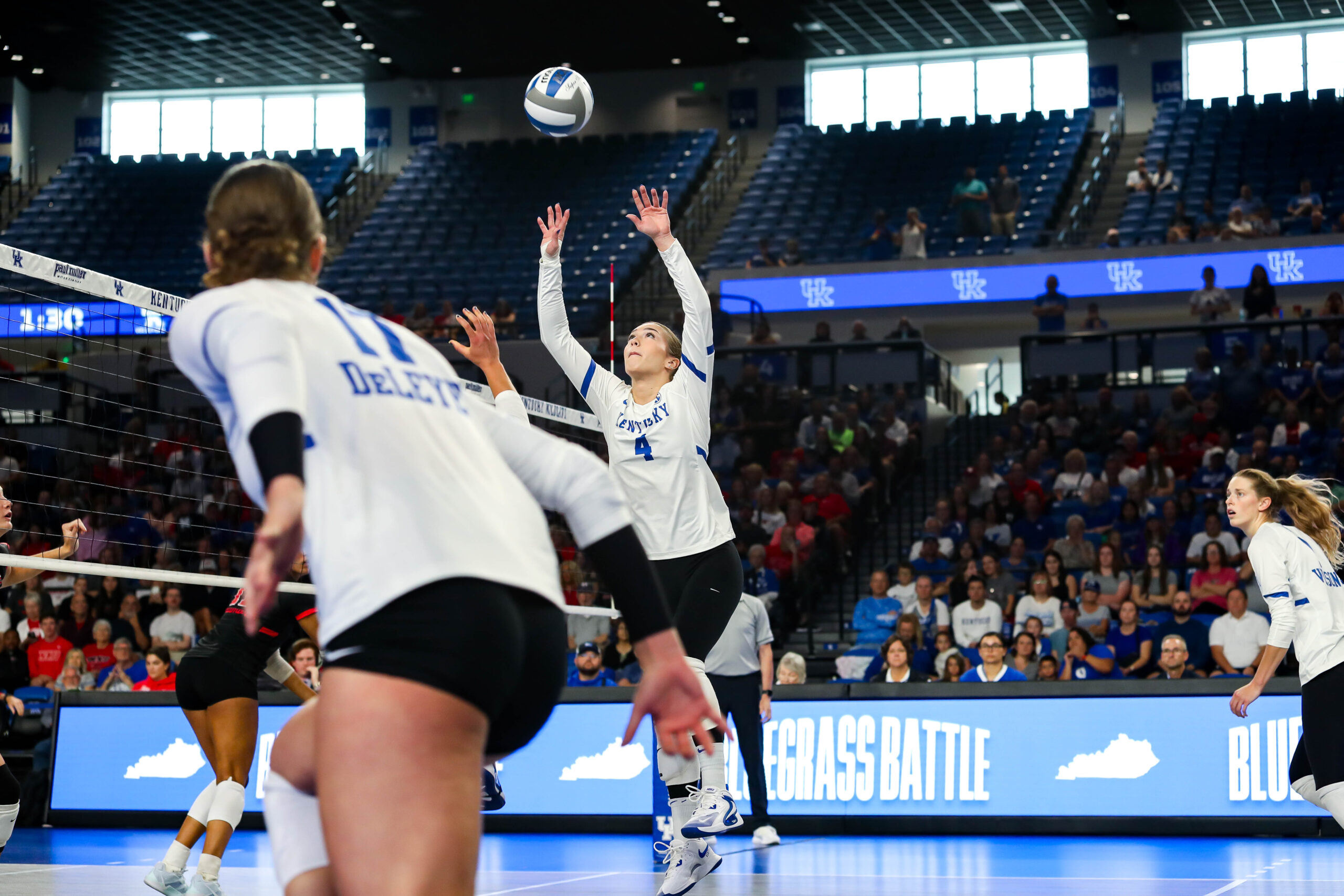 DeLeye, Kentucky Use Balanced Attack to Sweep Aside Alabama