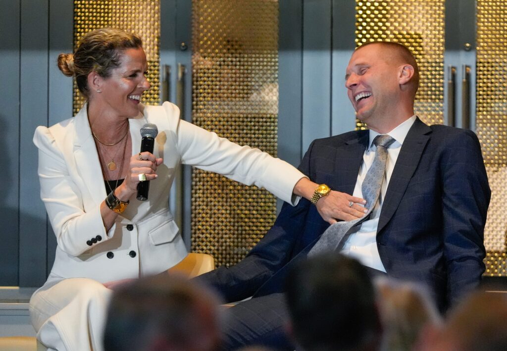 Kentucky coach Mark Pope and his wife Lee Anne shared a laugh at the Greater Louisville UK Alumni Club tip off luncheon. Monday, October 21, 2024 - © Michael Clevenger/Courier Journal / USA TODAY NETWORK via Imagn Images