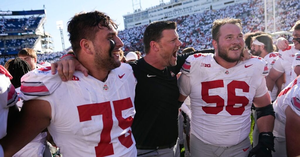 Ohio State offensive linemen Carson Hinzman (left) and Seth McLaughlin (right) celebrate a win over Penn State with O-Line coach Justin Frye (middle). (Adam Cairns/Columbus Dispatch / USA TODAY NETWORK via Imagn Images)